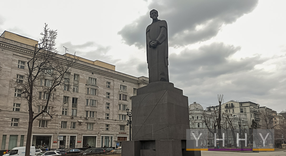 Памятник Клименту Тимирязеву на Тверском бульваре в Москве
