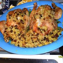 Курица, фаршированная изюмом и рисом