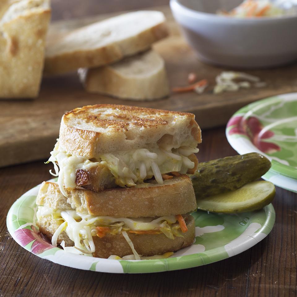 Сэндвич с жареным сыром и овощами