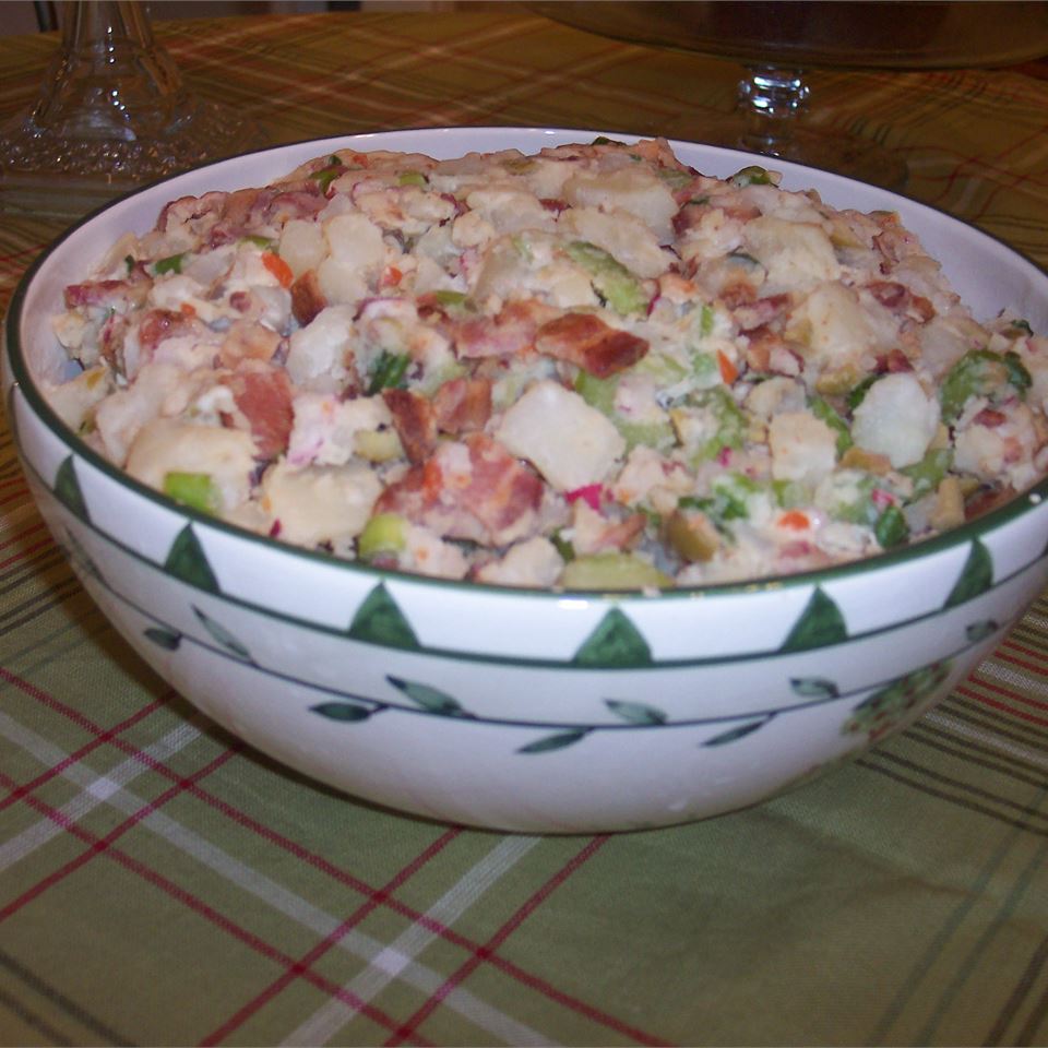 Картофельный салат с беконом, оливками и редисом