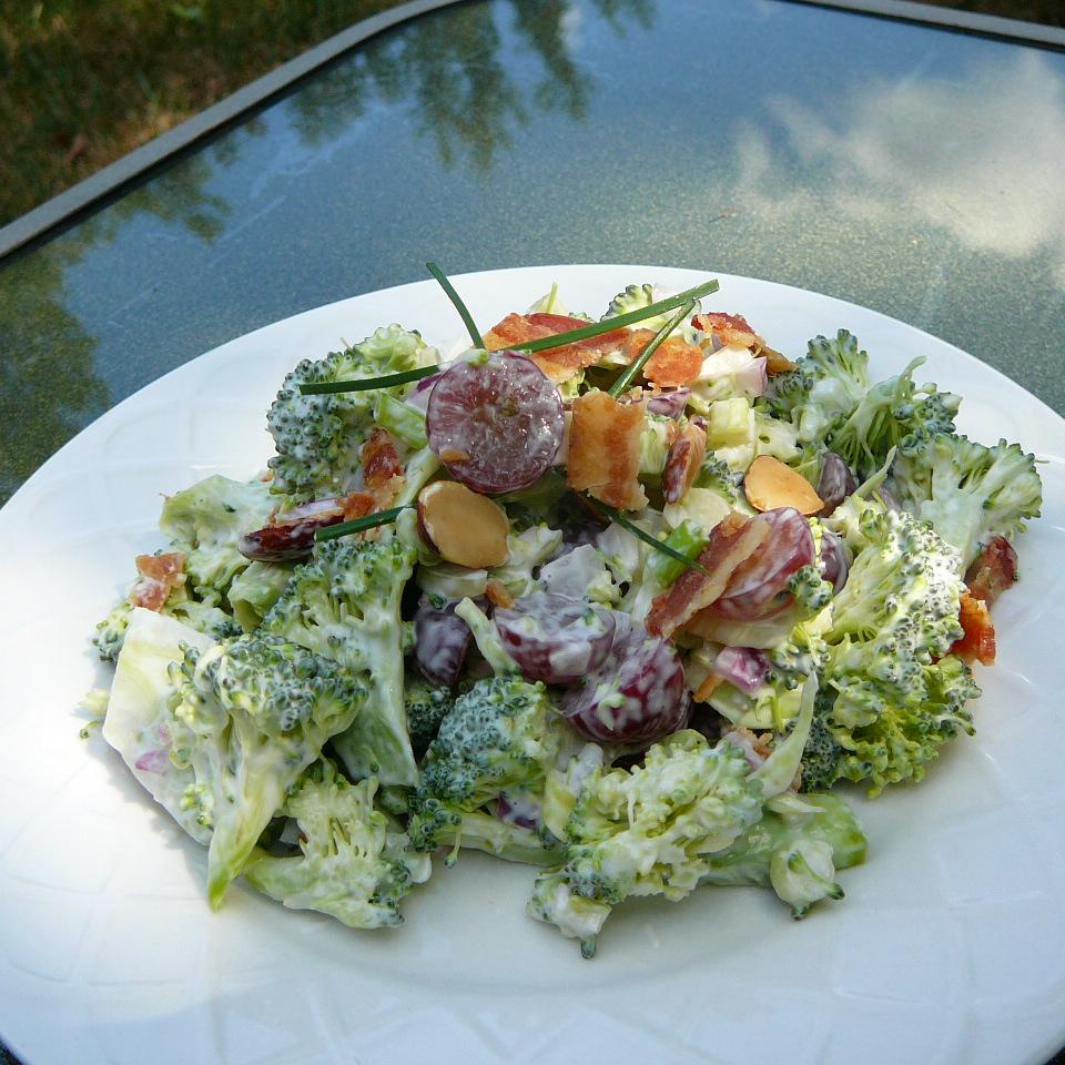 Красный салат из брокколи