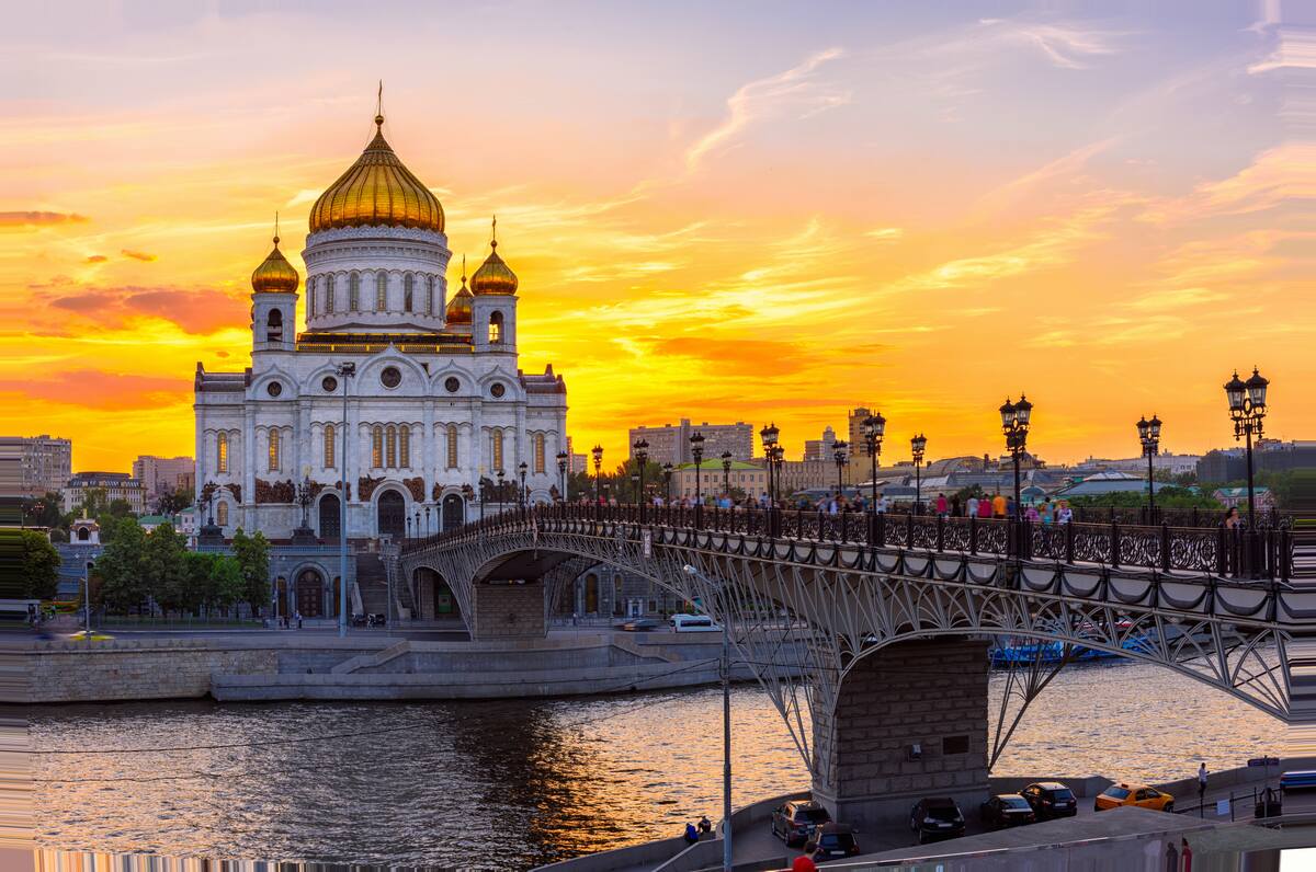 Афиша «Призраки Москвы» с мистическим графом