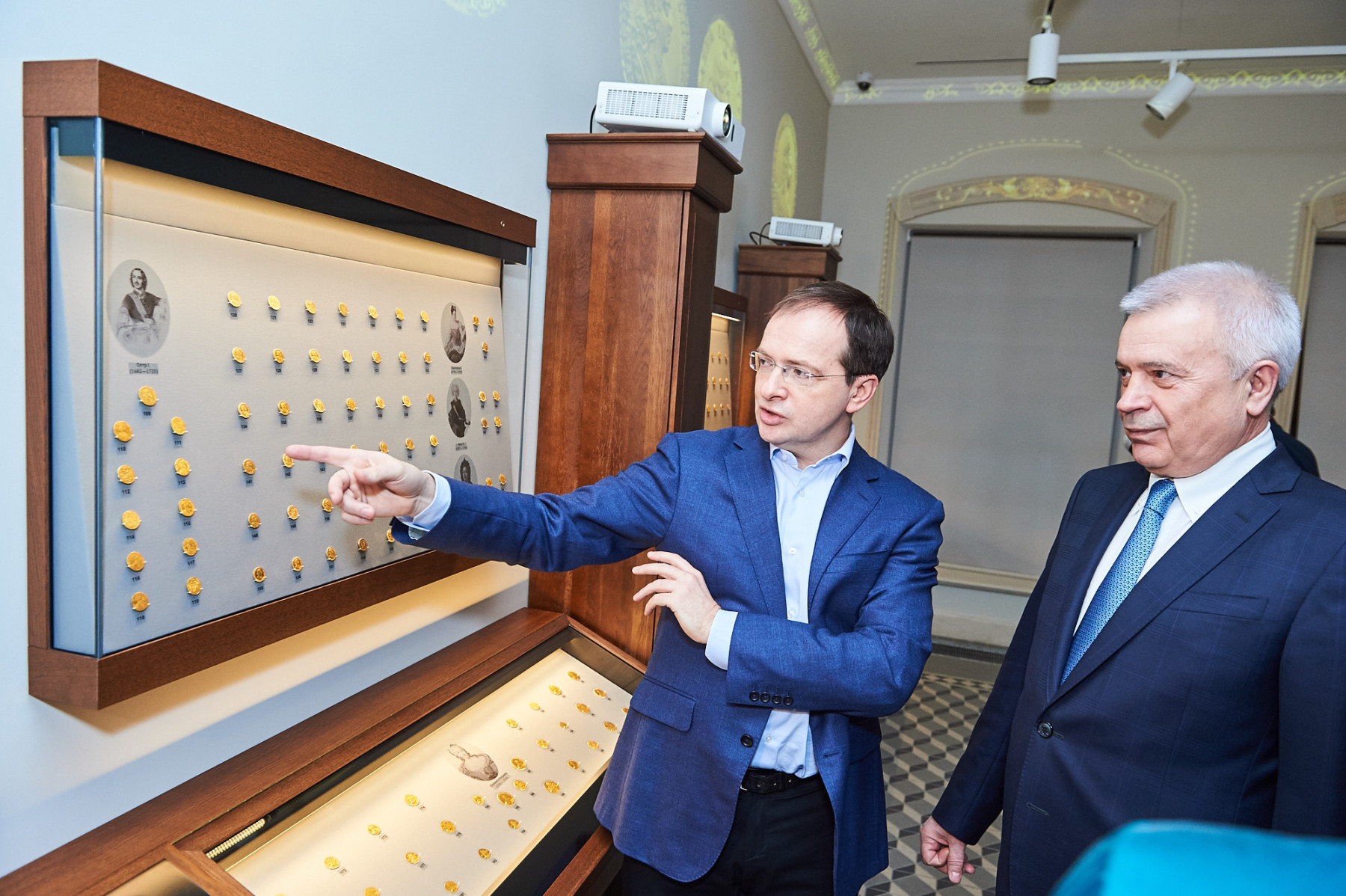 Выставка «Золотые монеты в истории династии Романовых»